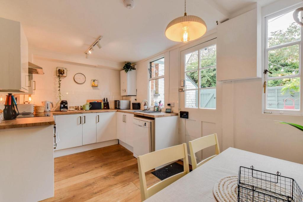 Cheerful 3 Bed Grade II Central Cottage 赛伦塞斯特 外观 照片